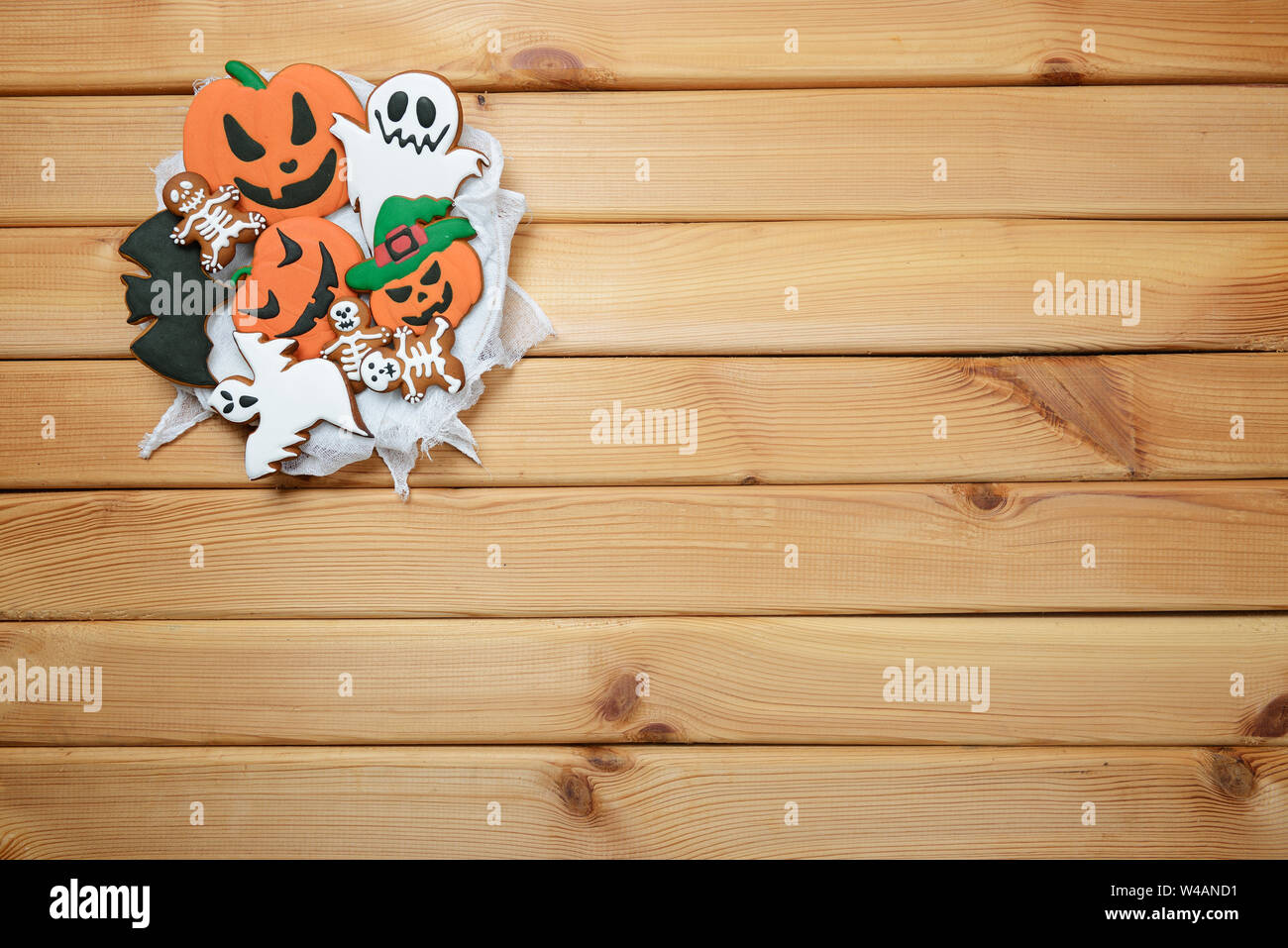 Die von Hand essbare Lebkuchen Halloween Kürbis, Geister, bat und sceletons auf hölzernen Hintergrund Stockfoto