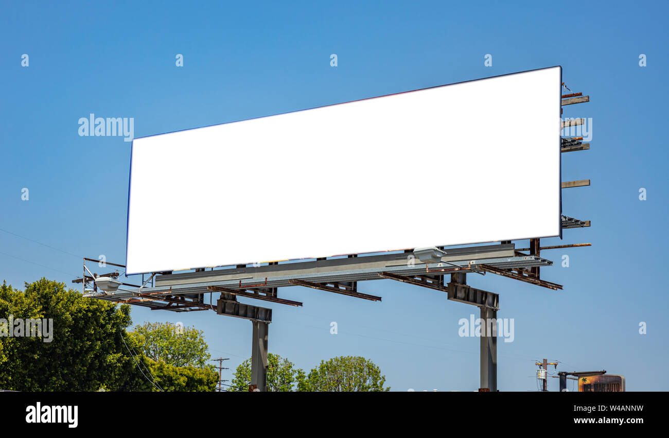 Reklametafeln leere weiße Farbe, für die Werbung auf einer Autobahn, die Feder sonniger Tag, blauer Himmel, kopieren Raum Stockfoto