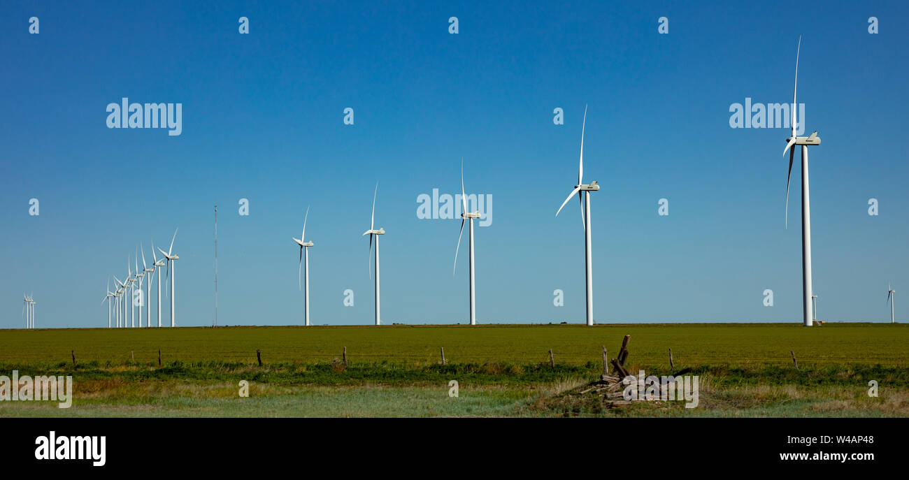 Wind Farm, New Mexico, USA. Windenergieanlagen, alternative Energie Anlage auf ein grünes Feld, sonniger Frühlingstag, Banner Stockfoto