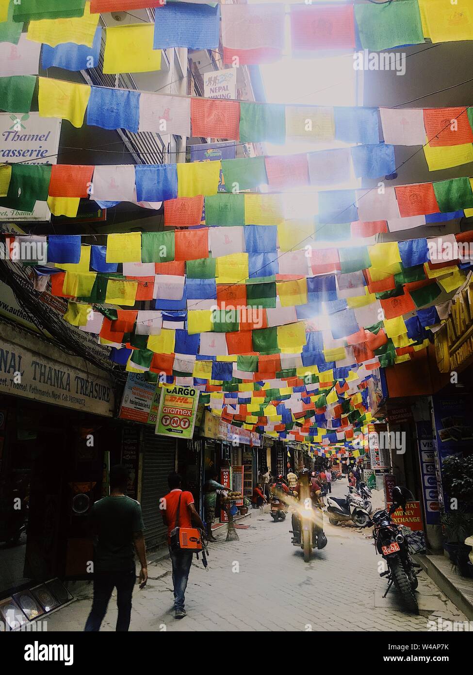 Bunte Himalayan Flaggen über belebten Straße in Südostasien Stockfoto