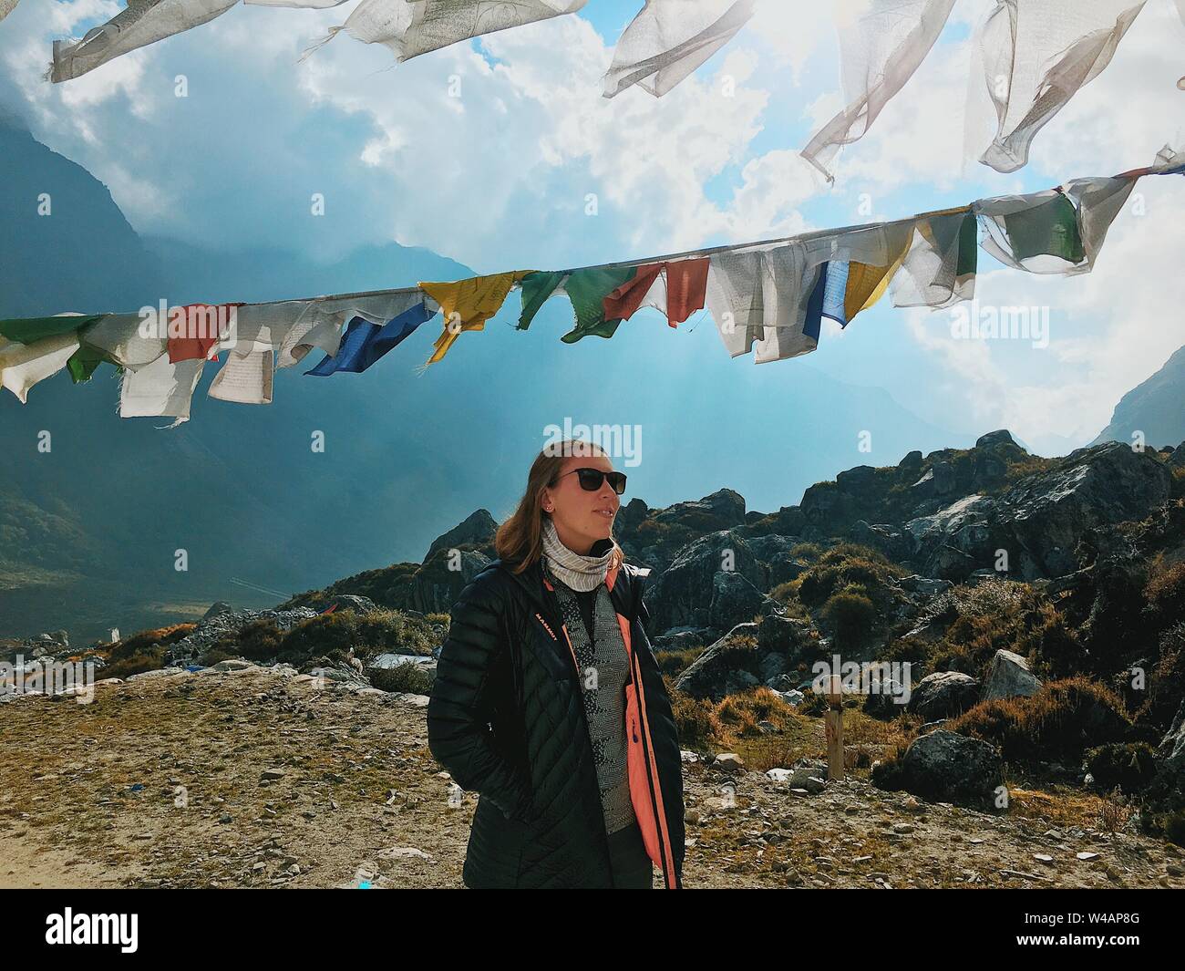 Junge glücklich stehendes Mädchen im Himalaya mit Fahnen Stockfoto