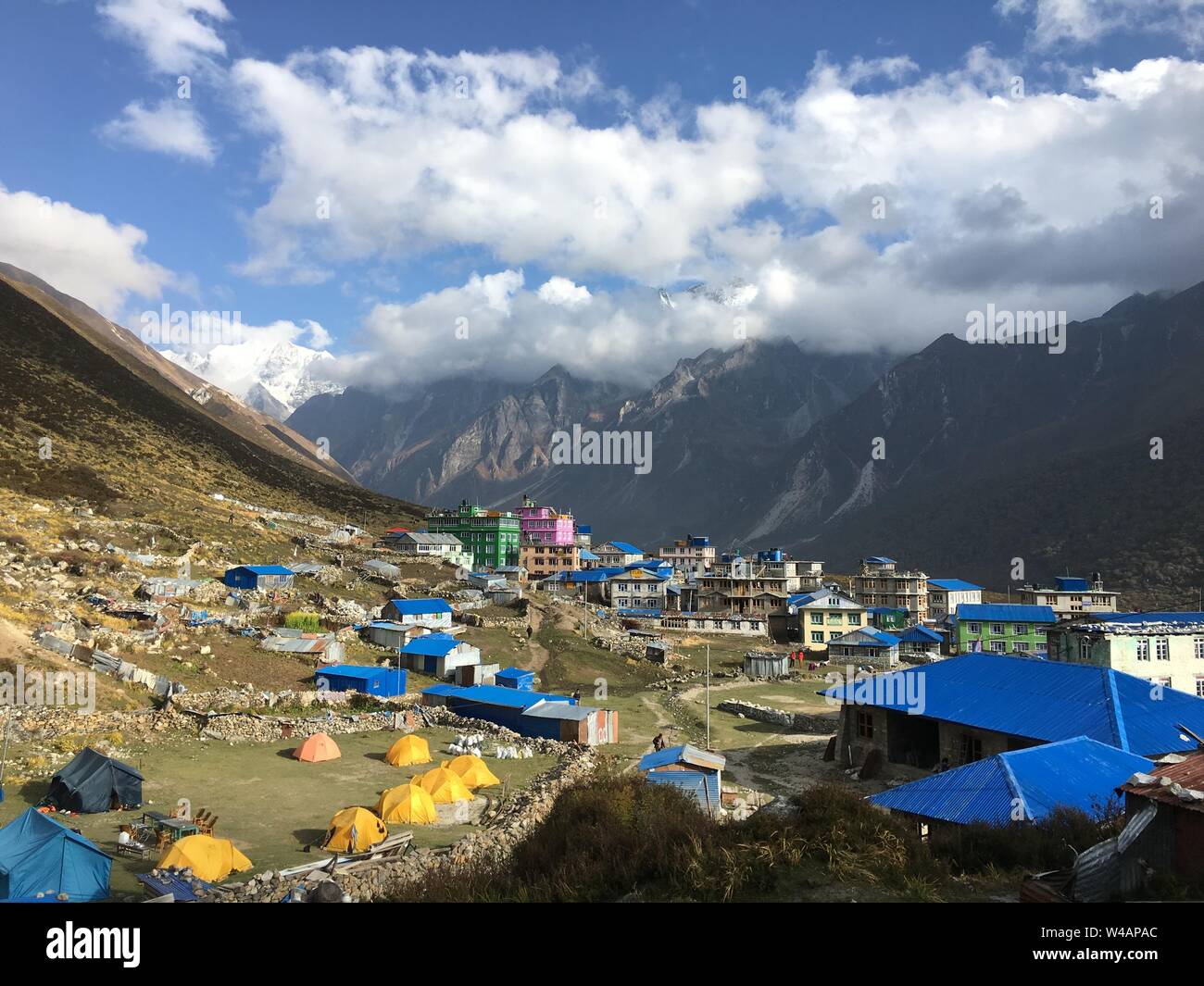 Blick auf die Stadt Blick auf die Berge im Himalaya mit Wolken Stockfoto