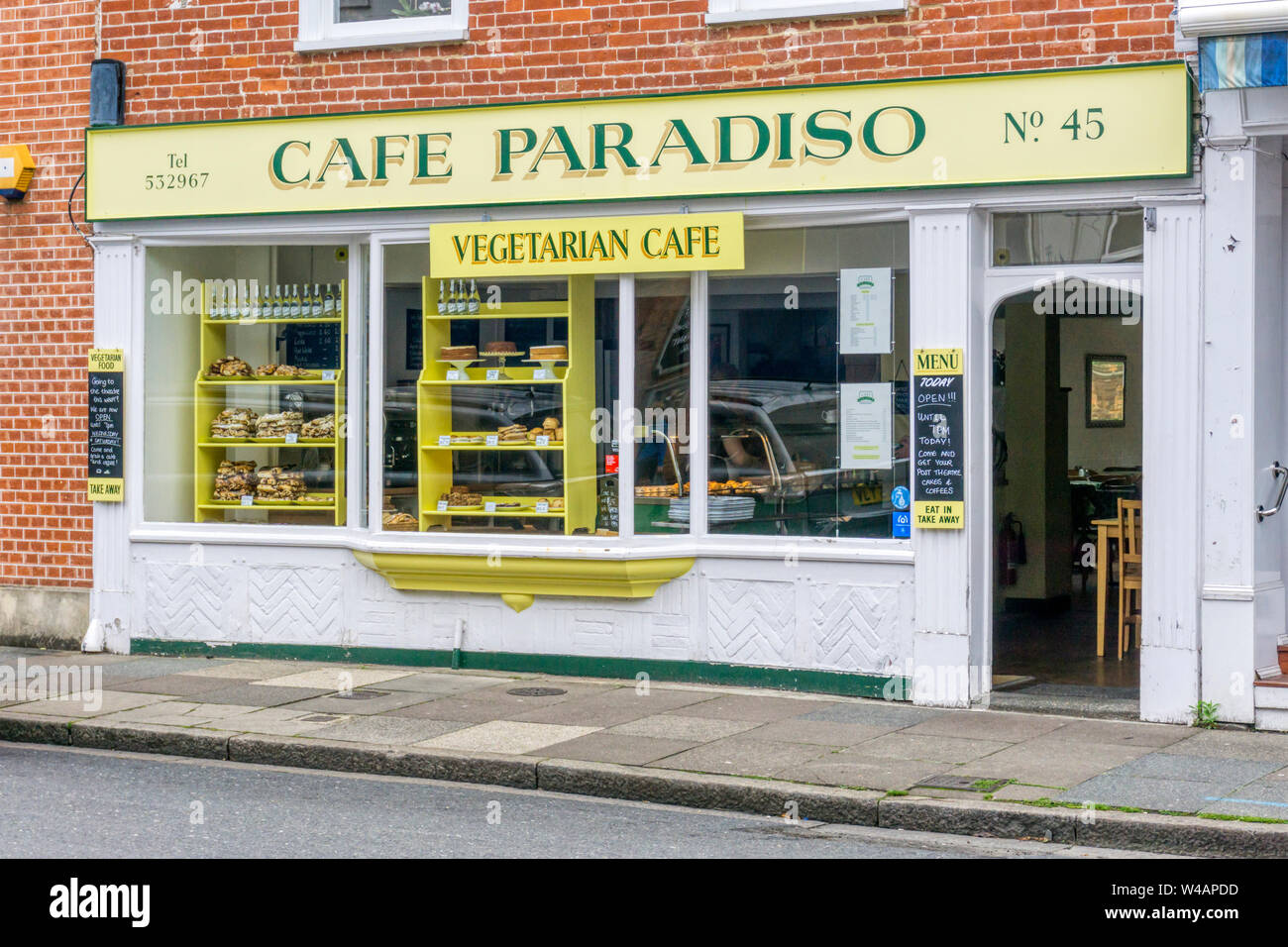 Das Cafe Paradiso Vegetarian Cafe in North Street, Chichester. Stockfoto