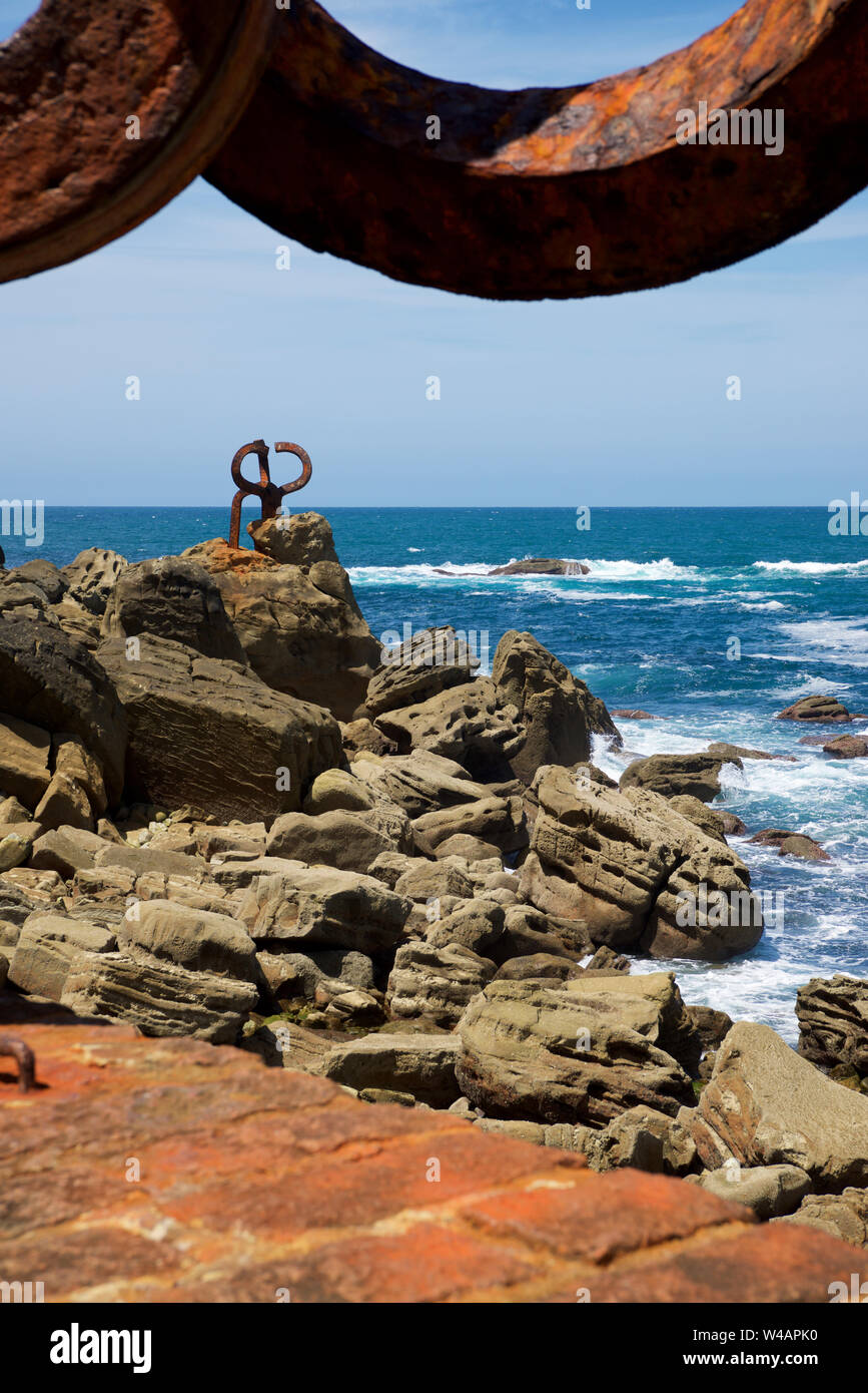 San Sebastian, Spanien - Juni 8, 2019: Peine del Viento Skulptur (Kamm der Wind), entworfen von Eduardo Chillida, im Strand, bekannt als La Concha. Stockfoto