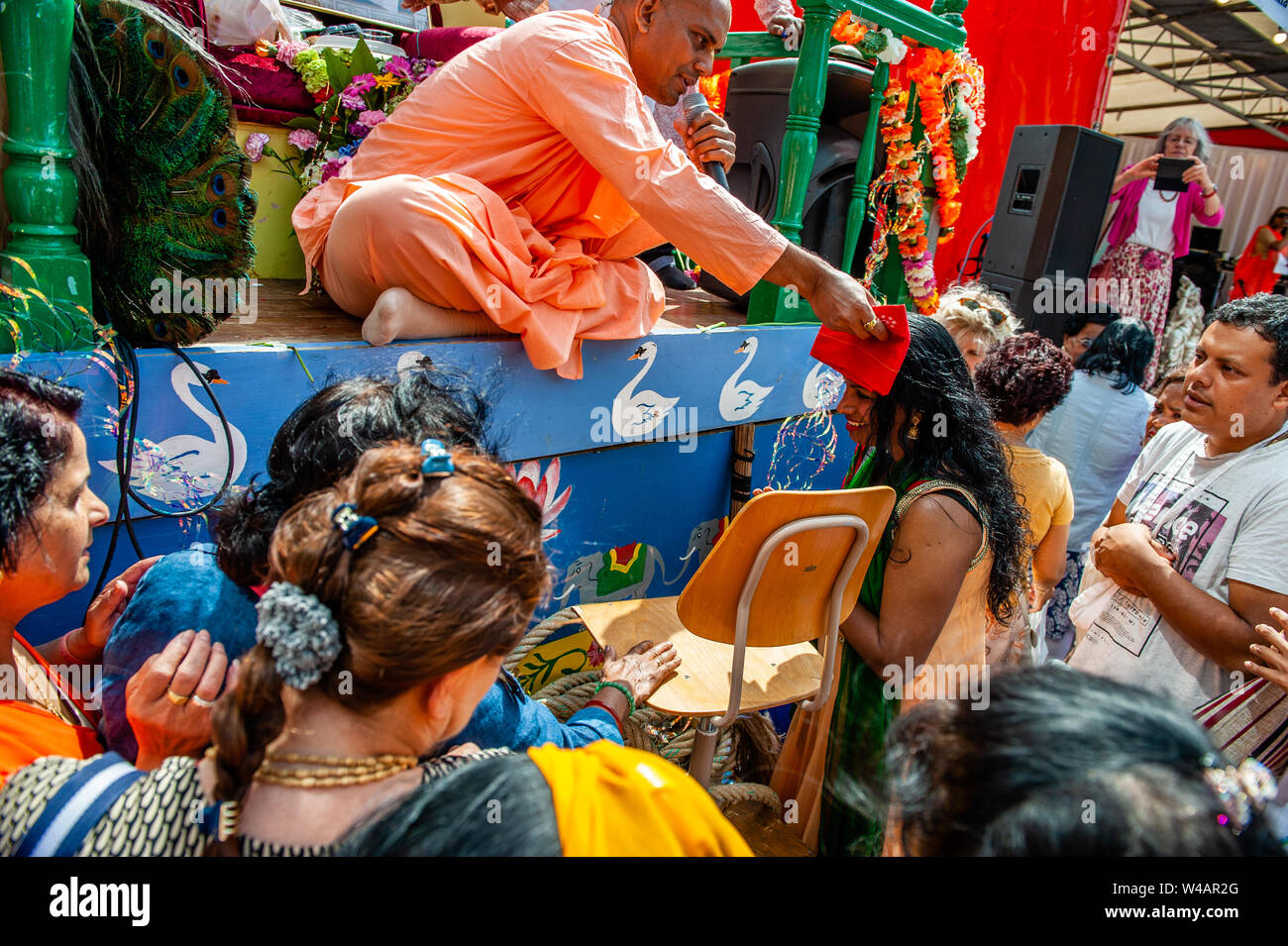 Sripad Bhaktivedanta Muni Maharaj aus Indien segnet die Menschen mit einer heiligen Tuch während der Feier. Das Festival der Wagen, auch bekannt als Ratha Yatra, ist ein zeitloses Festival, mit Ursprung in der antiken Stadt Jagannatha Puri in Indien. Seit Tausenden von Jahren, haben zu Jagannatha Puri wurde in Indien in das älteste Festival der Welt namens Ratha-yatra", den Wagen Festival". Jetzt Ratha-yatra wird jedes Jahr in Dutzenden von Städten rund um die Welt abgehalten. Das ratha Yatra Festival hat einen gemeinsamen Blick in den meisten großen Städten der Welt werden seit 1968 durch das IST Stockfoto