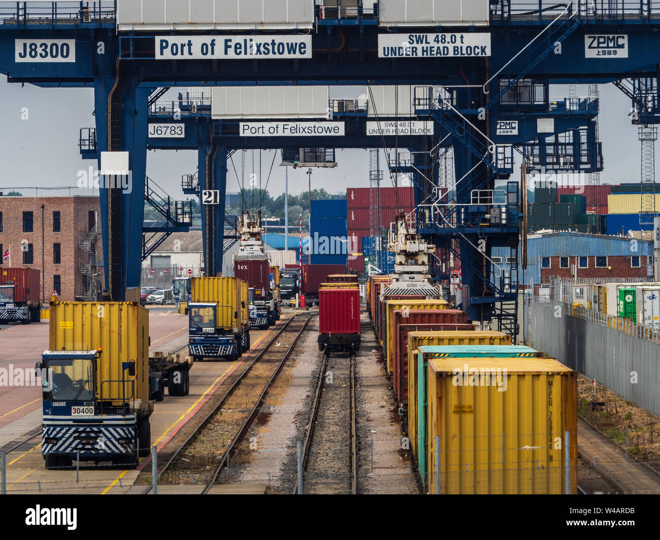 Rail Freight Terminal - Eisenbahn Container Frachtumschlag im Hafen von Felixstowe. Container werden auf Containerzüge für den Weitertransport verladen. Stockfoto