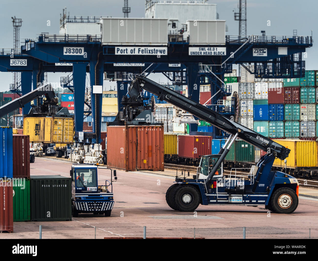 Rail Freight Terminal - Eisenbahn Container Frachtumschlag im Hafen von Felixstowe. Container werden auf Containerzüge für den Weitertransport verladen. Stockfoto