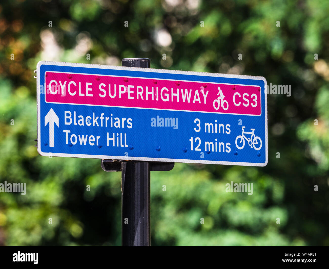Cycle Superhighways CS3-Zeichen für London Cycle Superhighways C3 auf dem Damm in London Stockfoto