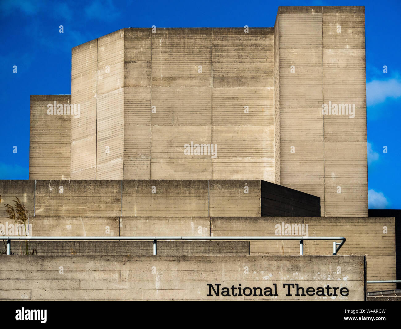 Brutalistische Architektur London. Das Nationaltheater in Londons Southbank Detail der brutalistischen Stilarchitektur 1976-77 des Architekten Denys Lasdun Stockfoto