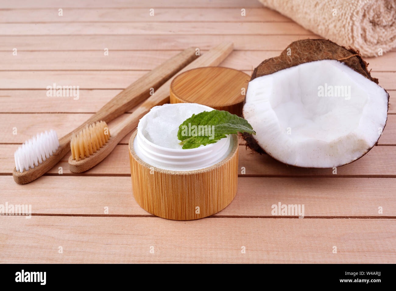 Kokosöl und Minze hausgemachte Zahnpasta, umweltfreundliche Bambus  Zahnbürste, natürliche Gesundheit Stockfotografie - Alamy