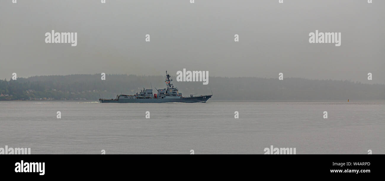 Eine geführte-missile Destroyer am nebligen Bucht in der Nähe von Seattle, Washington Stockfoto
