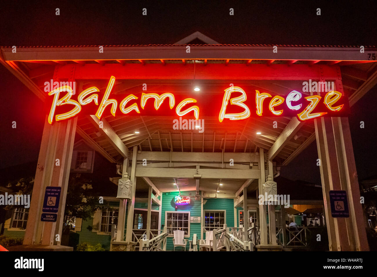 Calhoun, GA - 12. Juli 2019: Exterieur Fotos bei Nacht von Bahama Breeze - tropische Insel Strand themed American Restaurant einer Kette mit Karibischen inspi Stockfoto