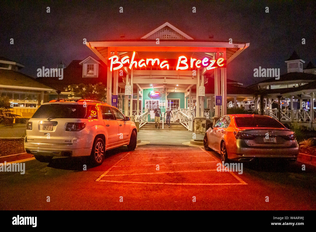 Calhoun, GA - 12. Juli 2019: Exterieur Fotos bei Nacht von Bahama Breeze - tropische Insel Strand themed American Restaurant einer Kette mit Karibischen inspi Stockfoto