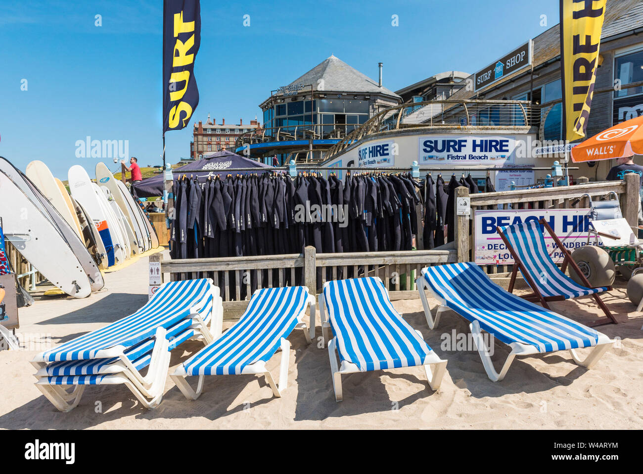 Surfbretter, Neoprenanzüge und Sonnenliegen zum Mieten aus den Fistral Surfen Mietwagen in Newquay in Cornwall zur Verfügung. Stockfoto