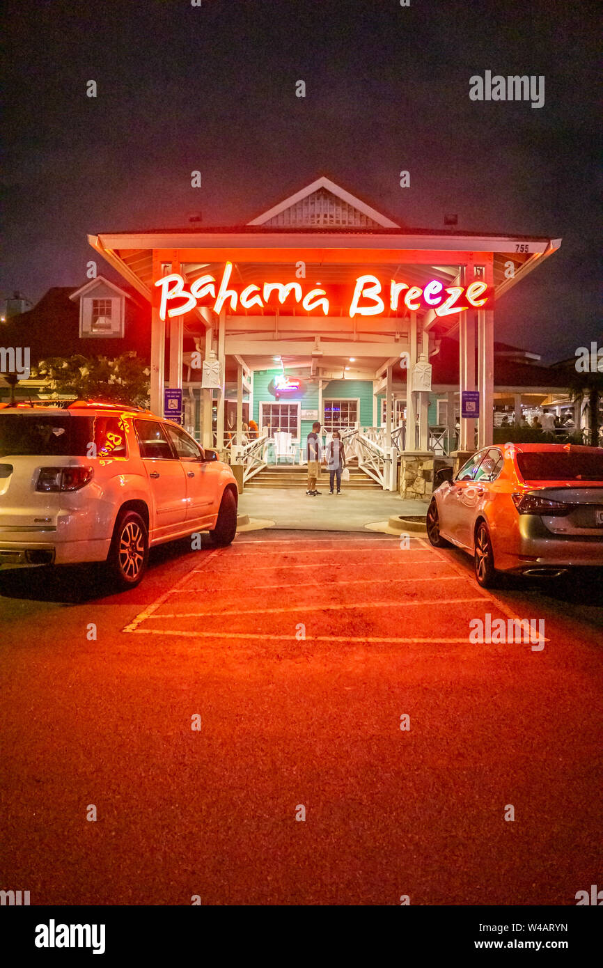 Calhoun, GA - 12. Juli 2019: Exterieur Fotos bei Nacht von Bahama Breeze - tropische Insel Strand themed American Restaurant einer Kette mit Karibischen inspi Stockfoto