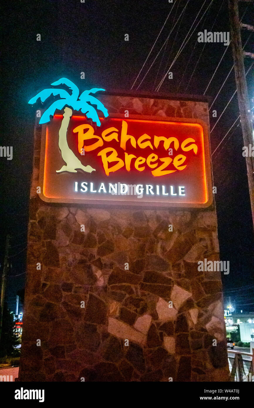 Calhoun, GA - 12. Juli 2019: Exterieur Fotos bei Nacht von Bahama Breeze - tropische Insel Strand themed American Restaurant einer Kette mit Karibischen inspi Stockfoto