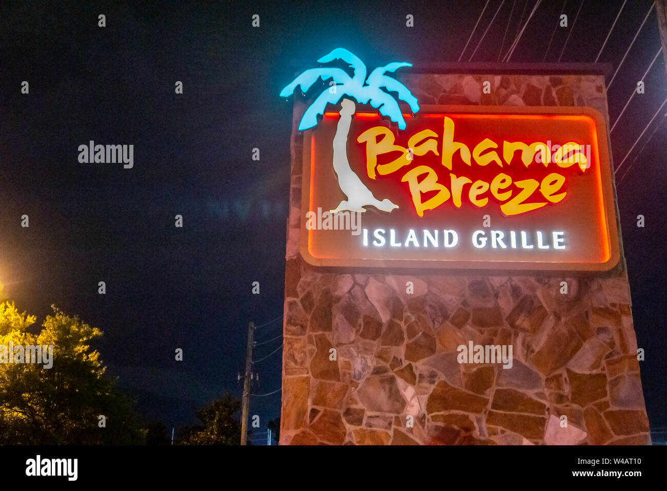 Calhoun, GA - 12. Juli 2019: Exterieur Fotos bei Nacht von Bahama Breeze - tropische Insel Strand themed American Restaurant einer Kette mit Karibischen inspi Stockfoto