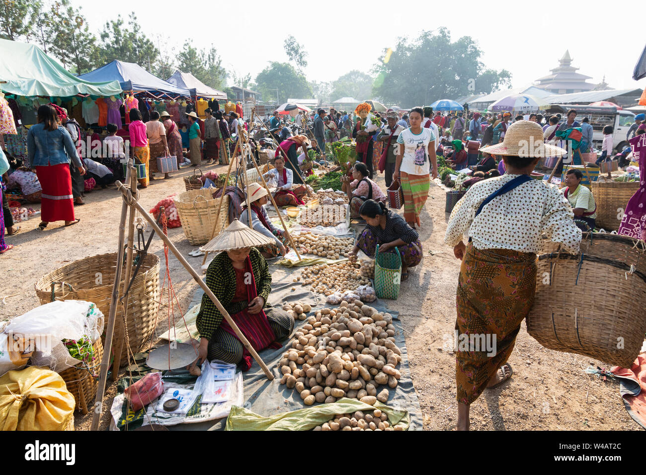 Indein, Myanmar - März 2019: birmanischen Volkes Shopping auf der Straße Bauernmarkt, Kartoffel Kauf Stockfoto
