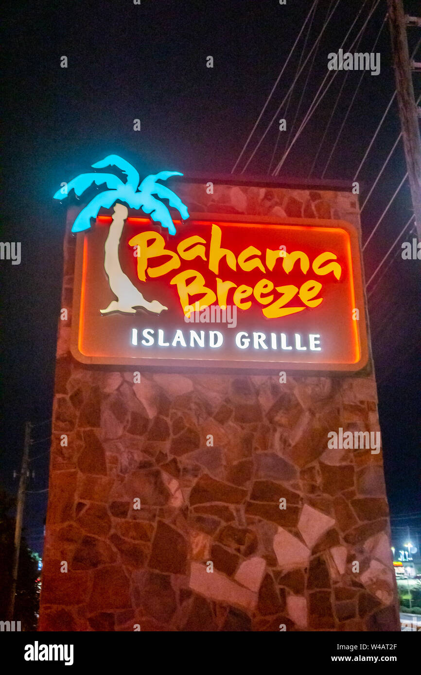 Calhoun, GA - 12. Juli 2019: Exterieur Fotos bei Nacht von Bahama Breeze - tropische Insel Strand themed American Restaurant einer Kette mit Karibischen inspi Stockfoto