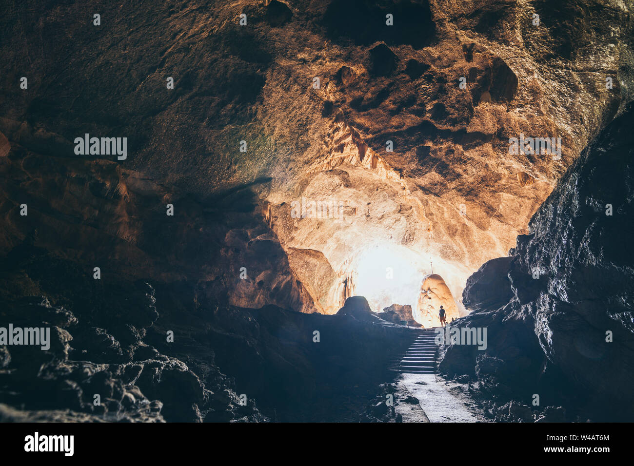 Die menschliche Silhouette steht in der Höhle mit Licht, das von der Decke in Hpa-An, Myanmar Stockfoto