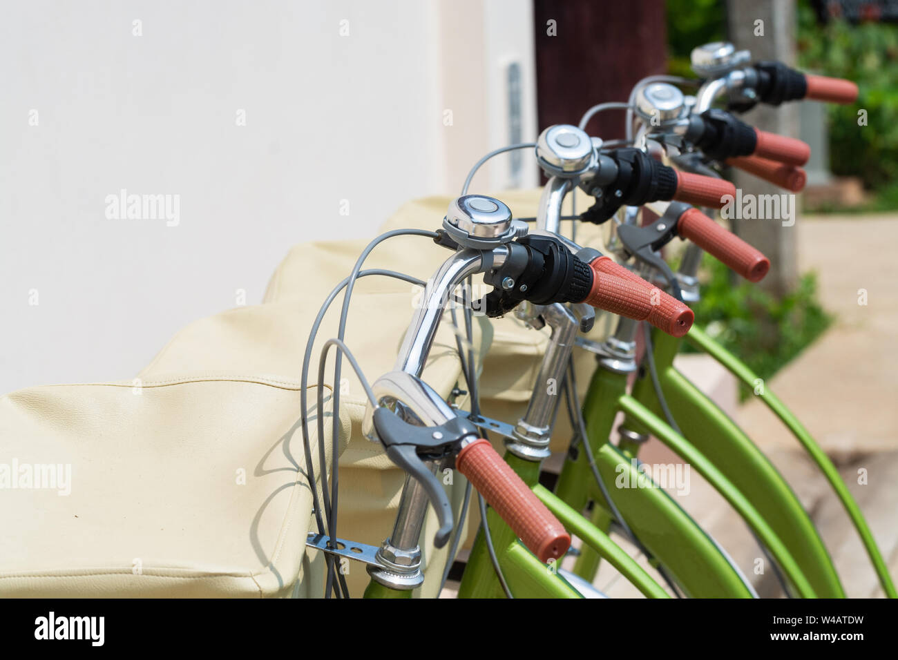 Grüne Stadt Fahrräder neben dem Verleih in Luang Prabang, Laos geparkt. Nahaufnahme auf dem Lenker Stockfoto