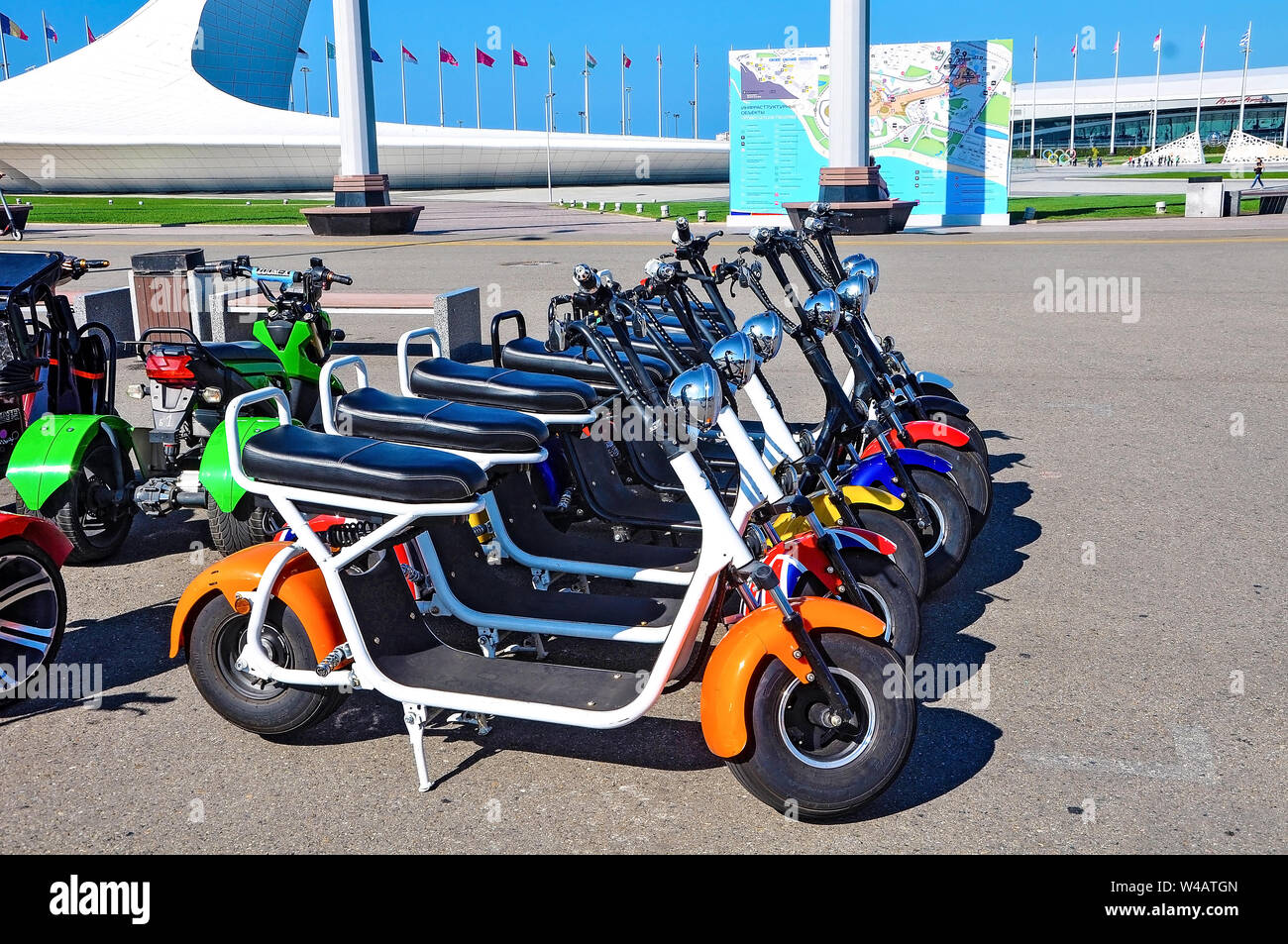 Russland - 2. Oktober 2018 - Elektrische Fahrradverleih in Sotschi Park Stockfoto