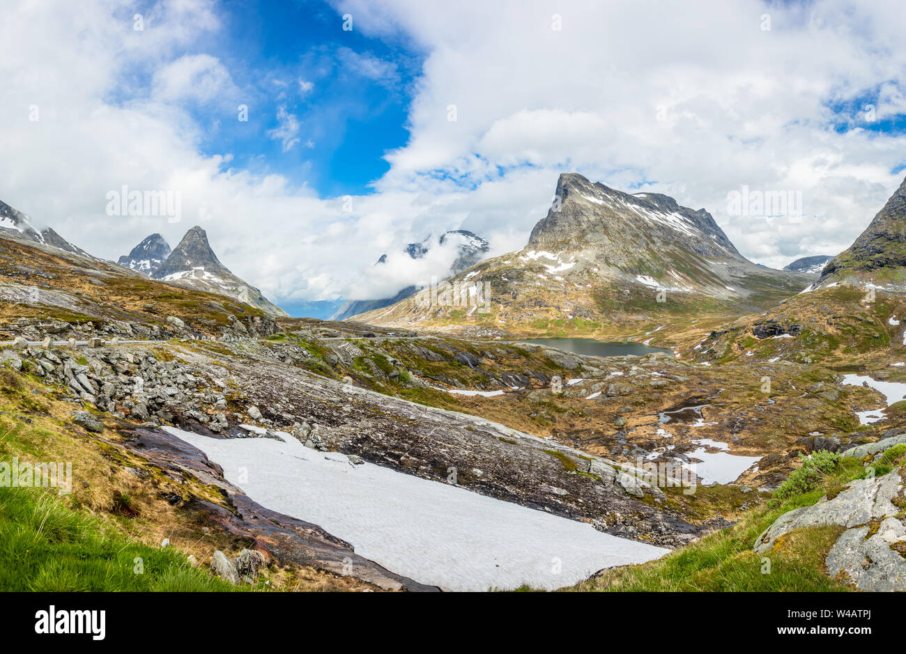 Verschneite Berggipfel um Alnesvatnet see panorama, Pfad des trolles, Trollstigen, Rauma Gemeinde, Mehr og Romsdal, County, Norwegen Stockfoto