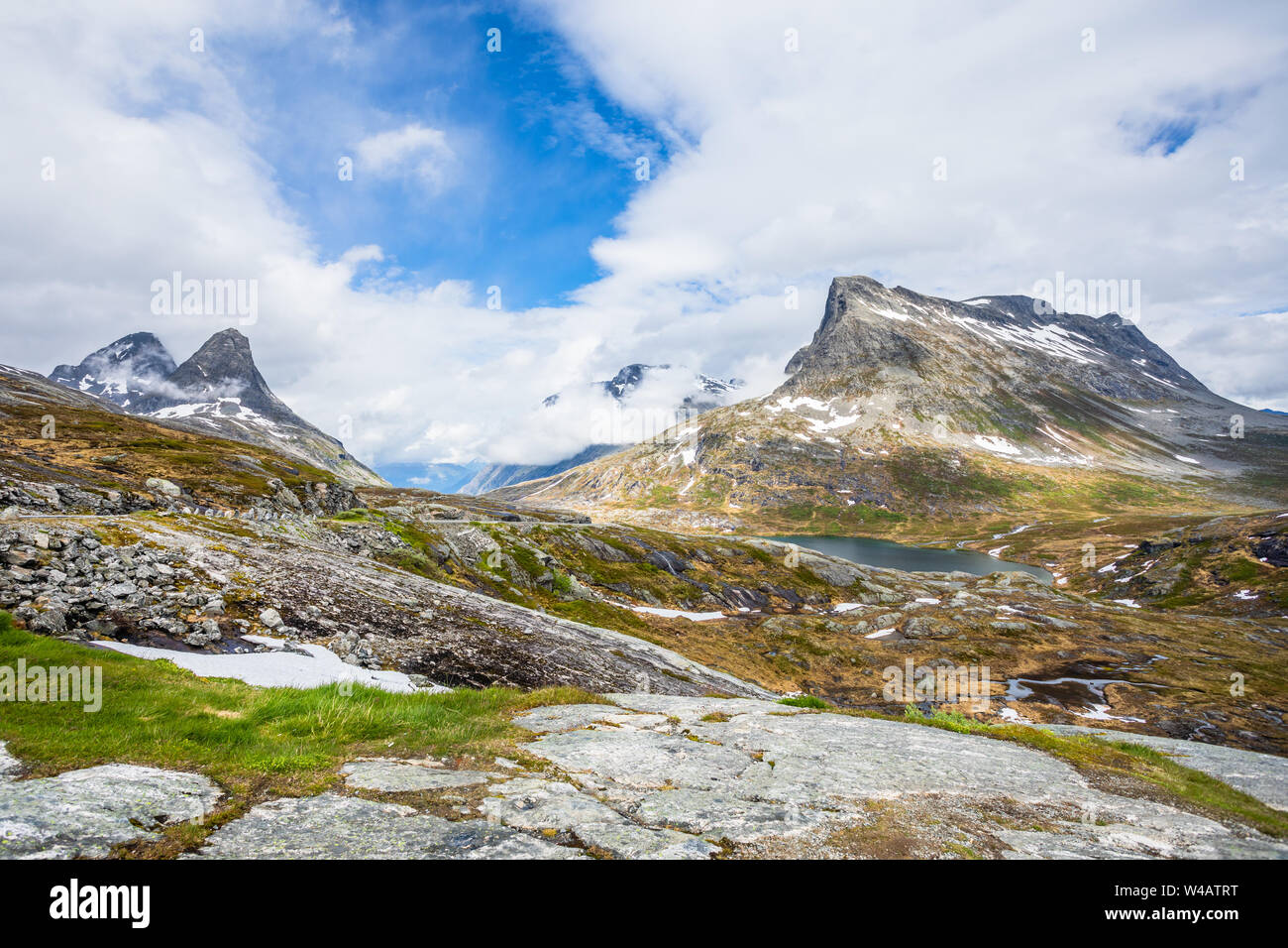 Passage in die Berge mit schneebedeckten Gipfel rund um Alnesvatnet see panorama, Pfad des trolles, Trollstigen, Rauma Gemeinde, Mehr og Romsdal, Grafschaft, Stockfoto