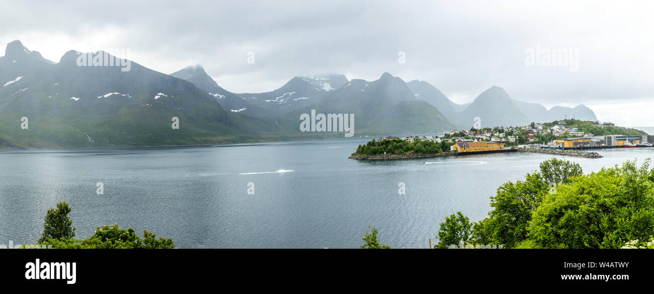 Husoy Island Village Panorama mit Bergen im Hintergrund, die Insel Senja, Troms County, Norwegen Stockfoto