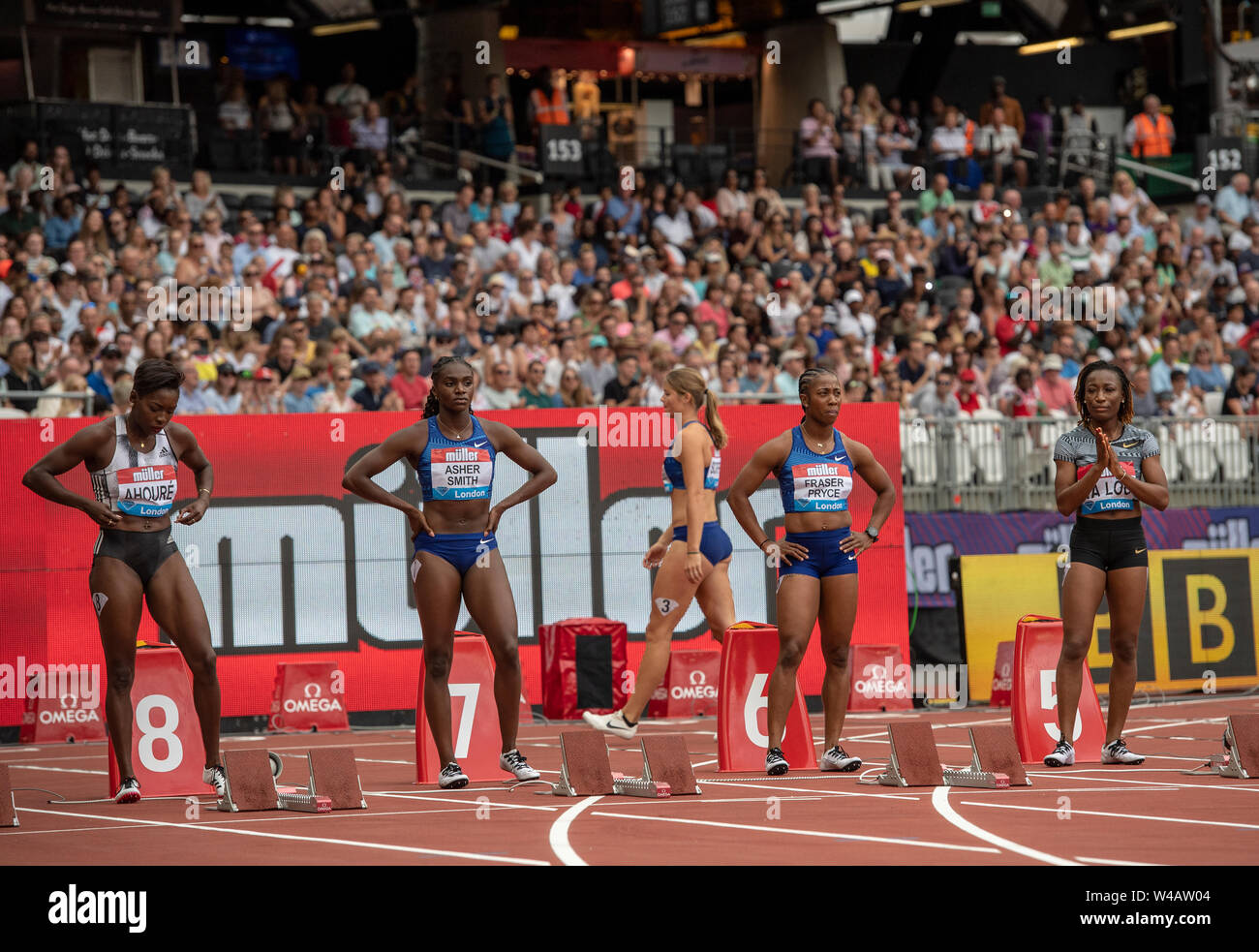 London, Großbritannien. Juli 2019 21. Dafne Schippers der Niederlande zu Fuß nach disqulified im 100 m-Finale der Frauen während der Tag Zwei der Muller Geburtstag Spiele IAAF Diamond League Veranstaltung im Stadion in London am 21. Juli 2019 in London, England. Gary Mitchell/Alamy leben Nachrichten Stockfoto