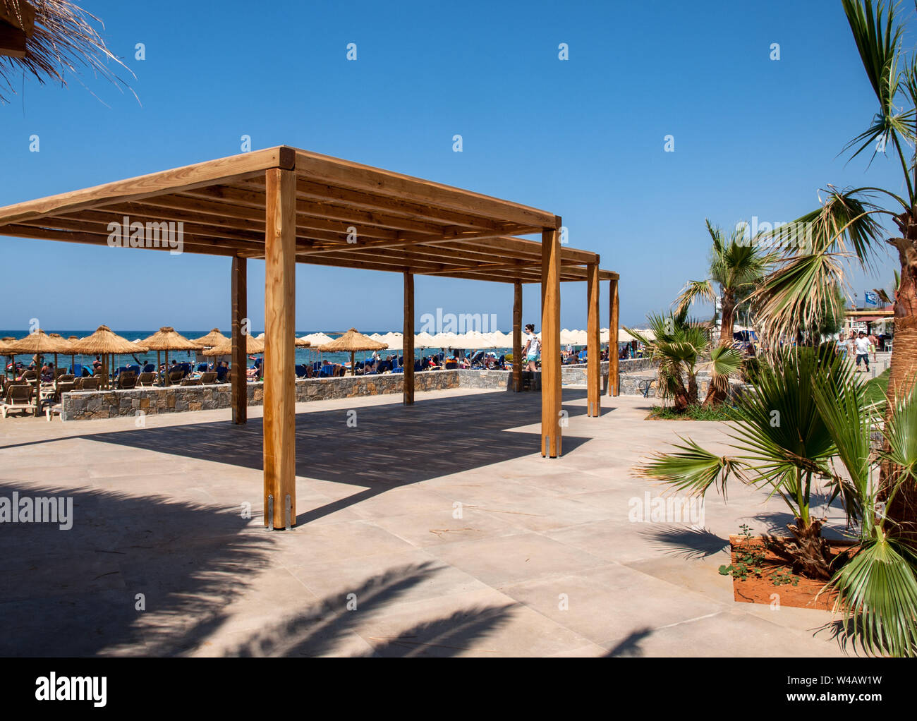 Malia, Kreta, Griechenland - Dezember 18, 2019: Liegen am Strand in Malia auf Kreta, Griechenland Stockfoto