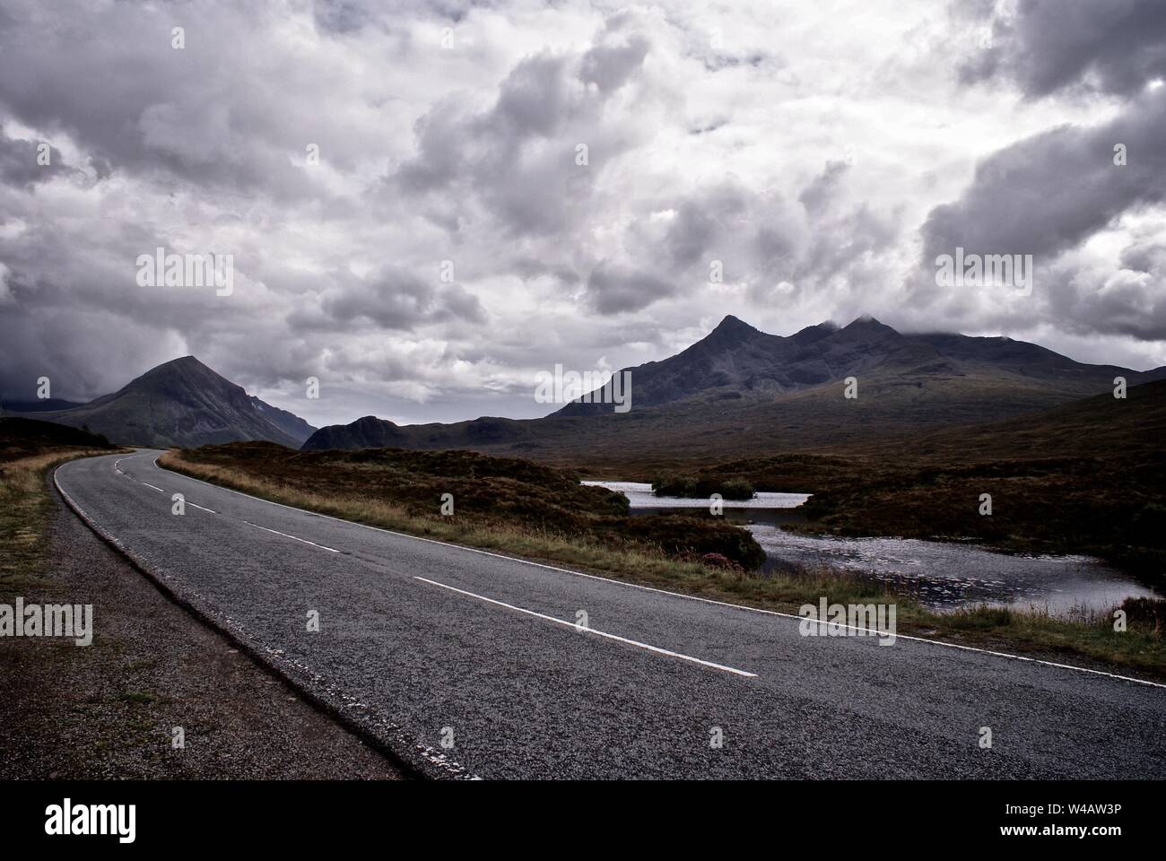 Blick auf die Cuillin Mountains aus einem Straßenrand auf der Insel Skye, Schottland Stockfoto