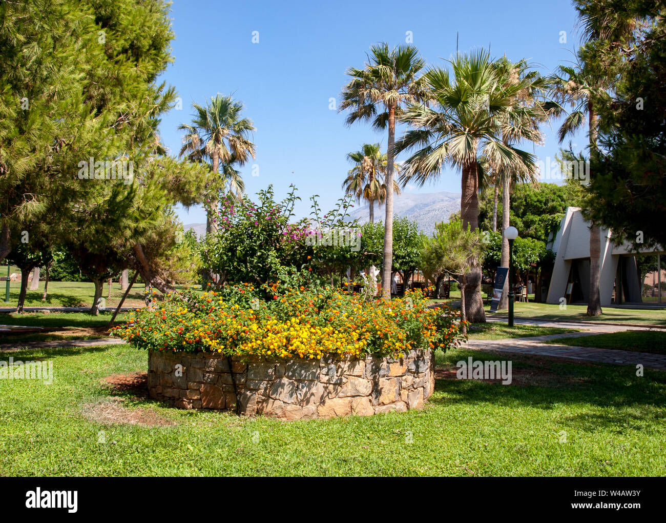 Malia. Kreta, Griechenland - Dezember 18, 2019: Garten Luxus Hotel in Malia auf Kreta, Griechenland Stockfoto