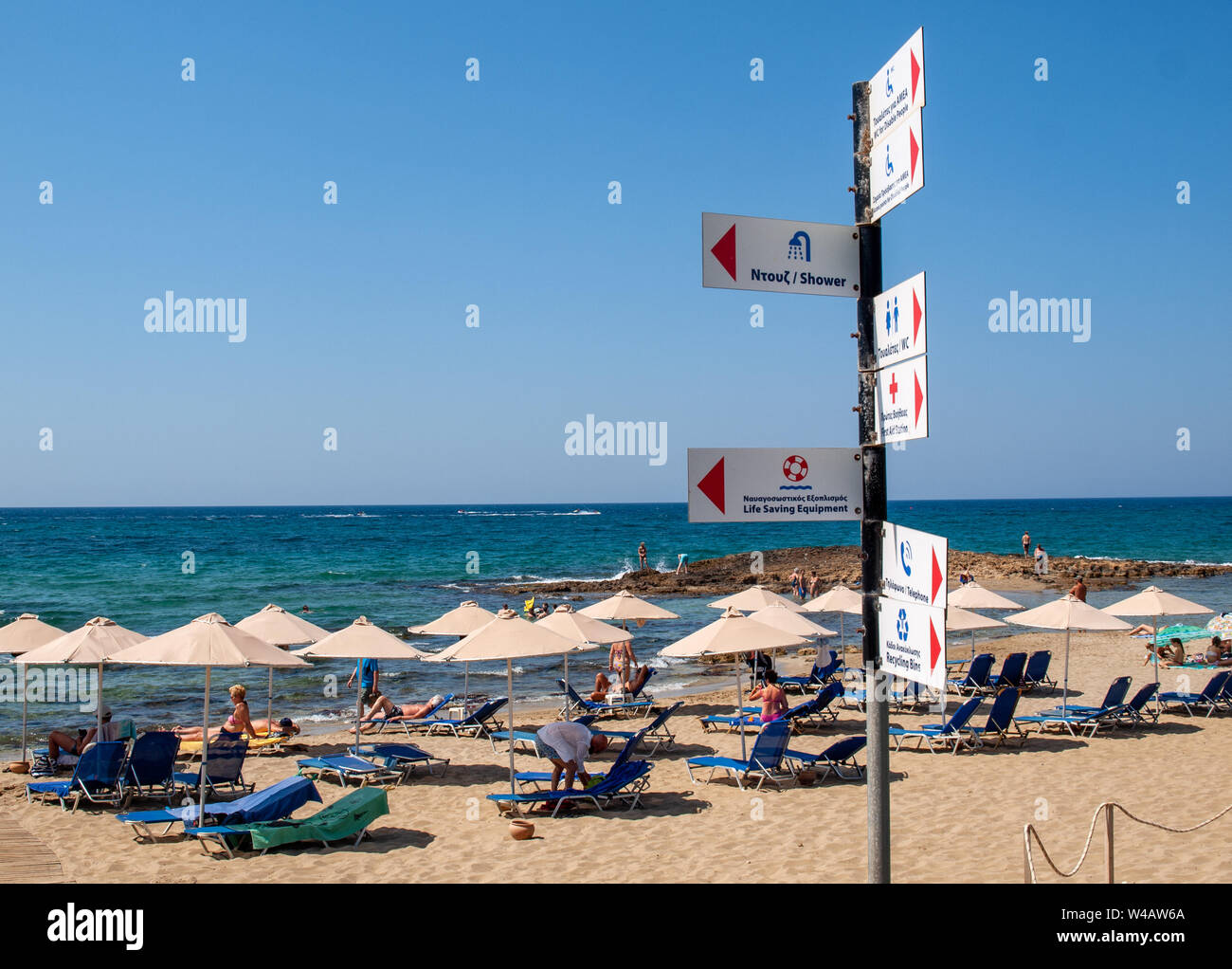 Malia, Kreta, Griechenland - Dezember 18, 2019: die Menschen ruhen auf einem sonnigen Tag am Strand in Malia, Kreta, Griechenland Stockfoto