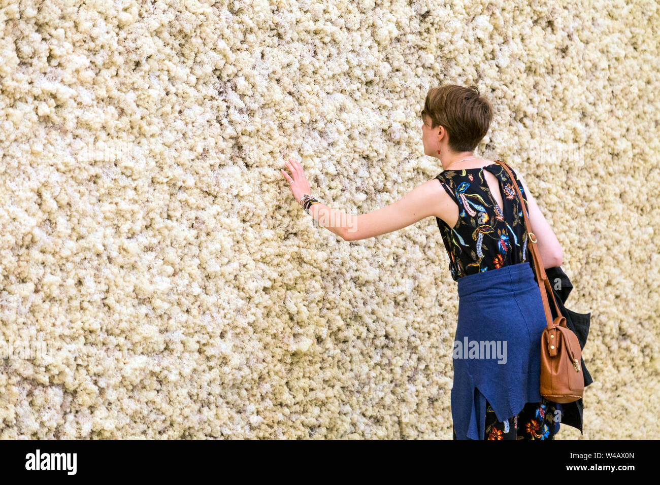 Olafur Eliasson 'Moss Wall" 1009, "im wirklichen Leben" 2019 Ausstellung in der Tate Modern, London, UK Stockfoto