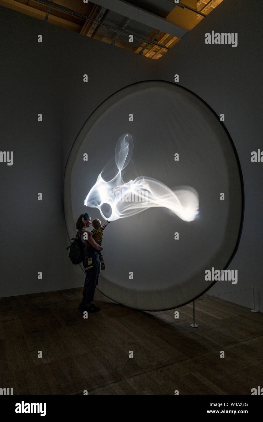 Mutter und Kind an Olafur Eliasson "im wirklichen Leben" 2019 Ausstellung in der Tate Modern, London, UK Stockfoto