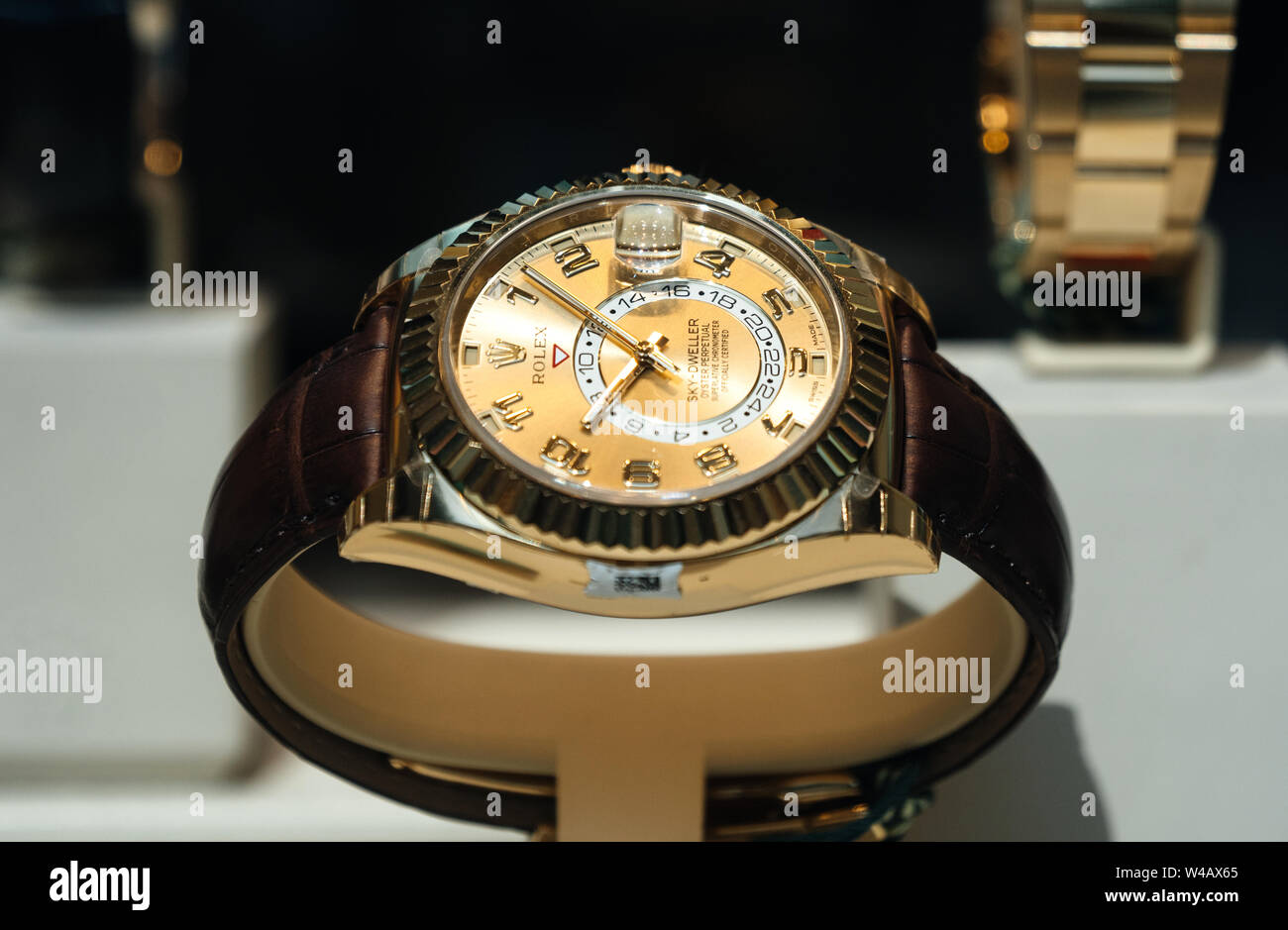 Barcelona, Spanien - Jun 1, 2018: neue Moderne letzte Sammlung von Luxus gold Handgelenk Schweizer Uhren von Rolex Modell Sky Dweller in der offiziellen Store Distributor store Showcase in Barcelona hergestellt Stockfoto