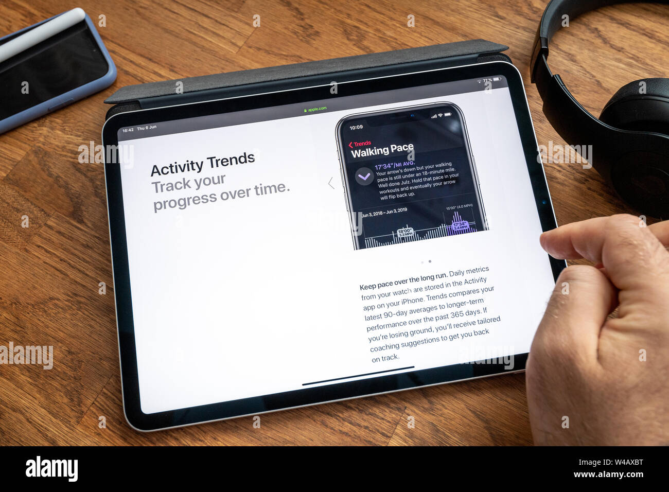 Paris, Frankreich - Jul 6, 2019: der Mensch Lesen auf Apple iPad pro Tablette über neueste Ankündigung bei Apple Worldwide Developers Conference (WWDC) - Zeigt die IOS 13 Aktivitätstrends Stockfoto