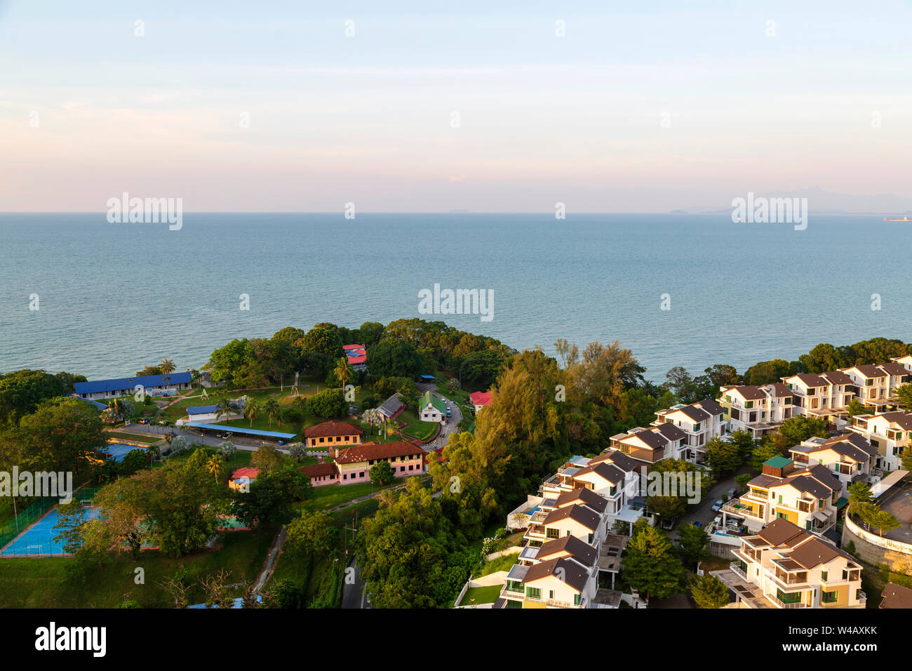 Doppelhaushälften in einem Wohngebiet, das Entwicklung in Batu Ferringhi Beach, Insel Penang, Malaysia. Stockfoto