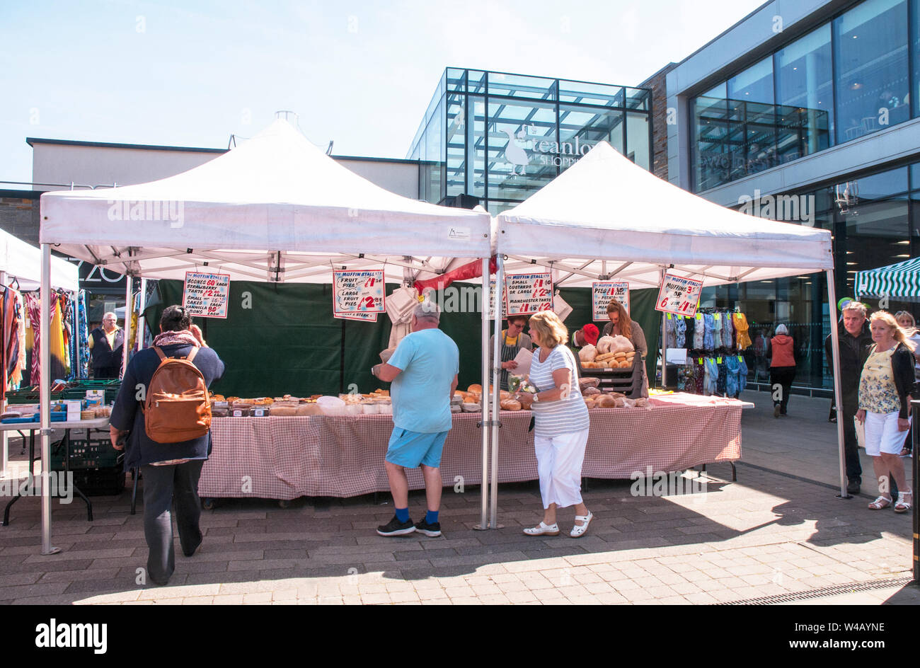 Käufer an Pasteten pasteten Brot Kuchen und Kekse etc. auf Wochenmarkt in Poulton le Fylde Lancashire England UK Abschaltdruck Stockfoto