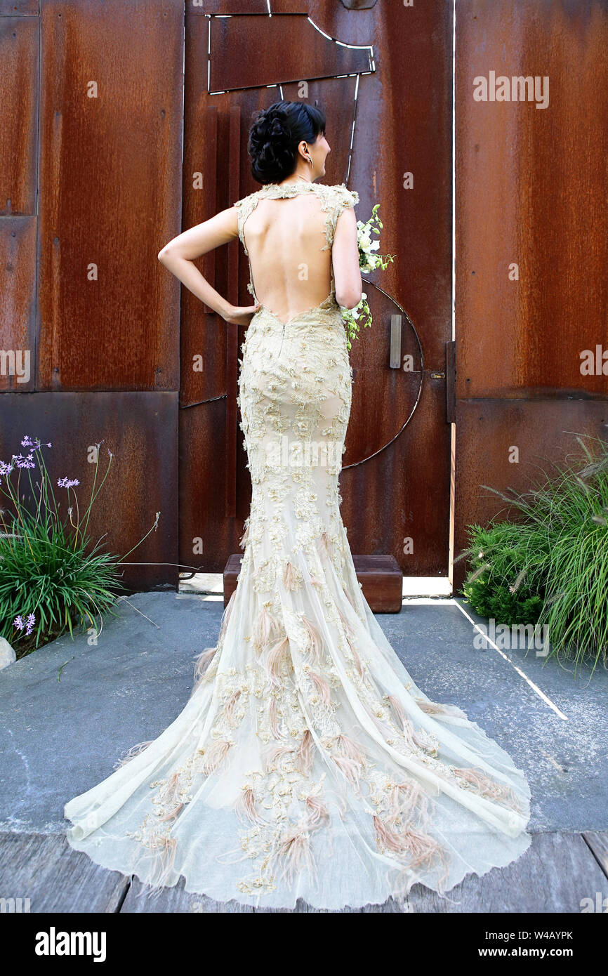 Braut Modellierung ihr Brautkleid vor der großen Tür Stockfoto