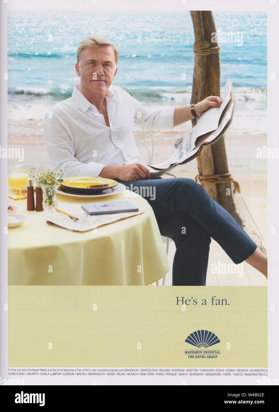Plakat für das Mandarin Oriental Hotel in einem Magazin aus dem Jahr 2019, er ist ein Fan-Werbespot mit Christoph Waltz, Werbung, kreative Werbekampagne der 2010er Jahre Stockfoto