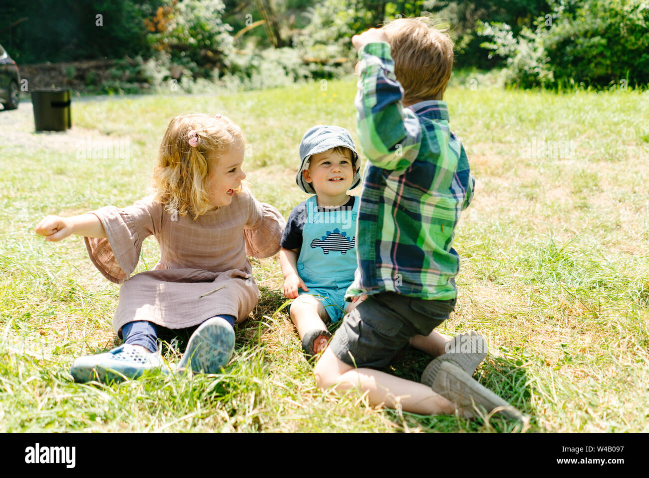 Nahaufnahme von drei jungen Kinder zusammen spielen an einem sonnigen Tag Stockfoto