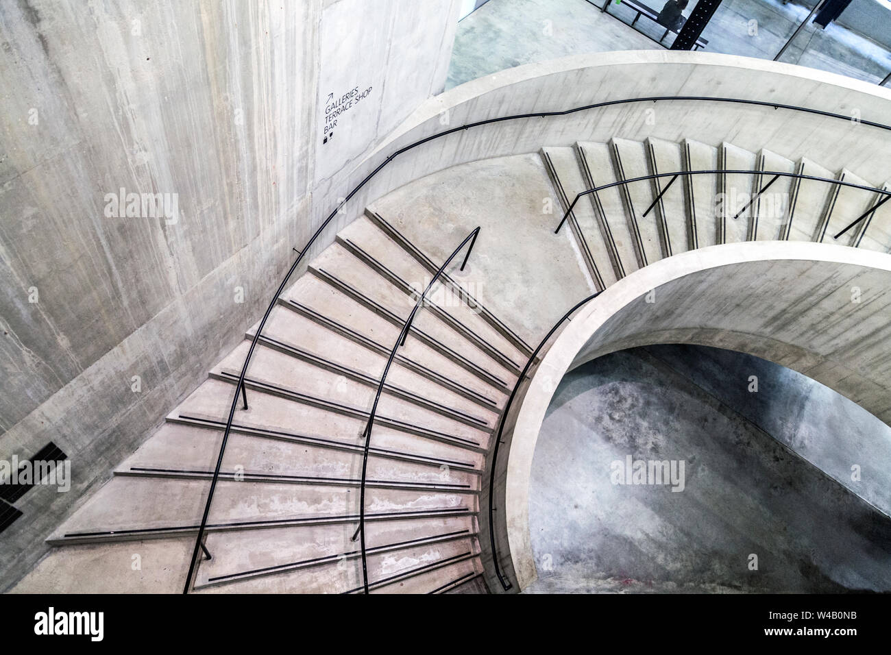 Innentreppe von der Tate Modern Blavatnik Gebäude, London, UK Stockfoto