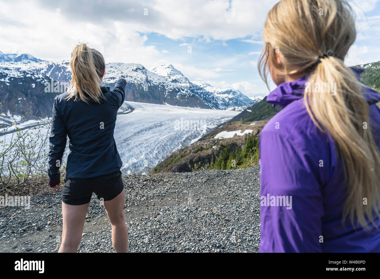 Zwei Trailrunner beobachten Salmon Glacier Stockfoto