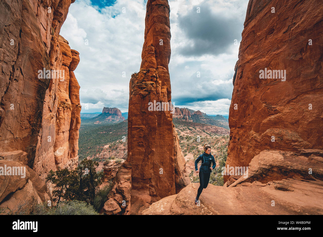 Weibliche Trail Runner auf Cathedral Rock Stockfoto