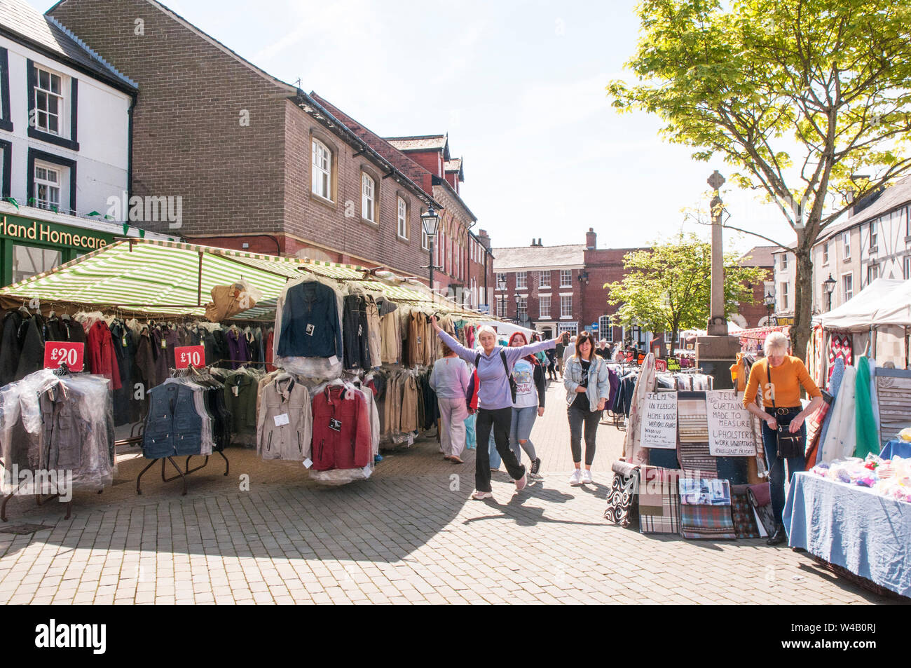 Drei Jungen Damen genießen den Tag zu Fuß durch die Stände auf dem Wochenmarkt Tag im Marktplatz Poulton le Fylde Lancashire England Großbritannien Stockfoto