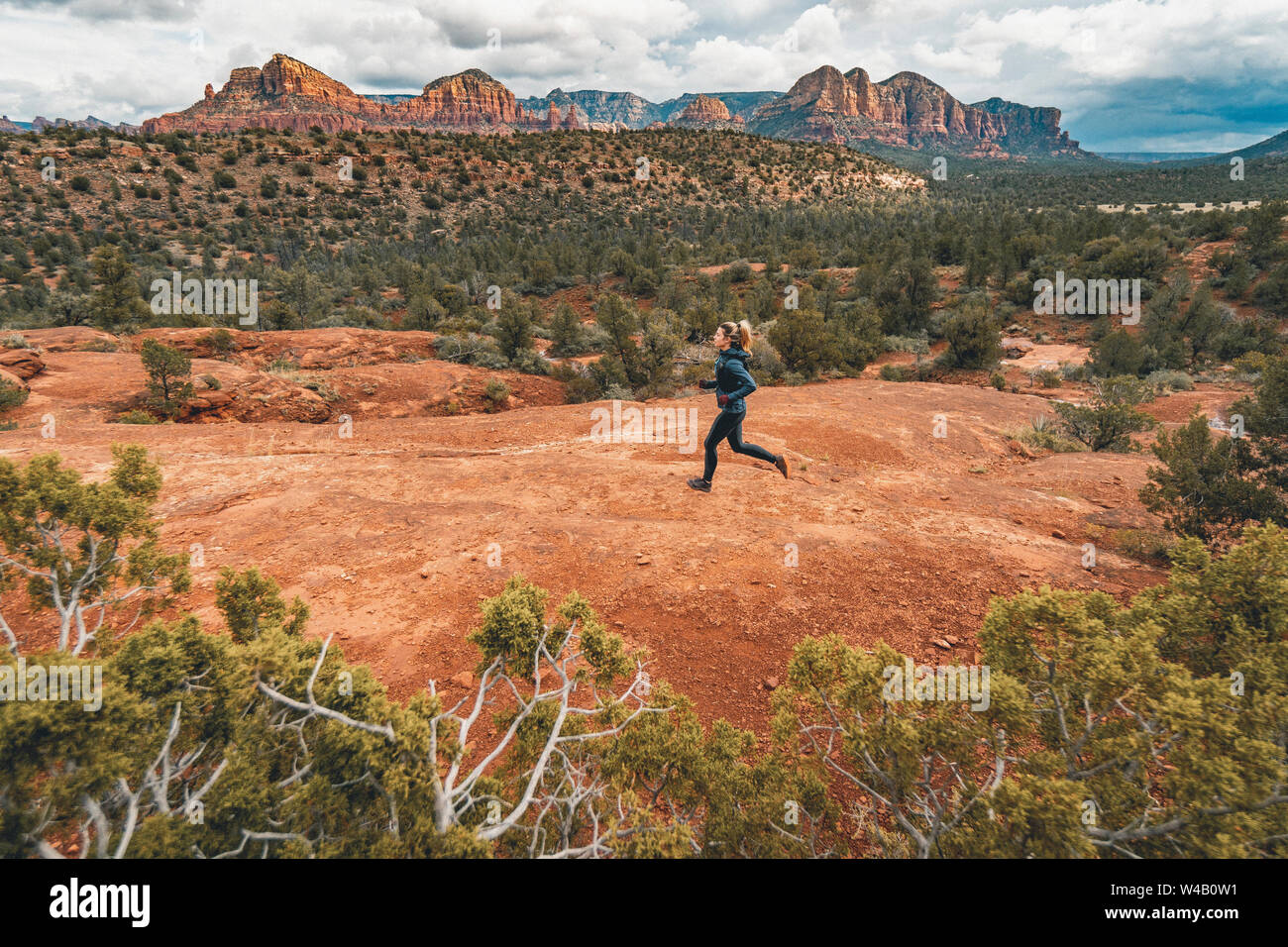 Weibliche Trail Running in epischen Sedona Landschaft Stockfoto