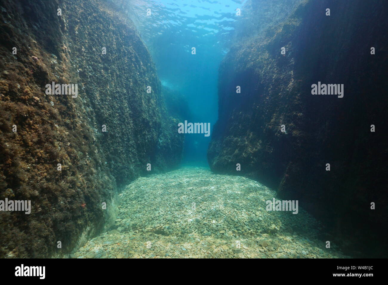 Eine Passage zwischen großen Felsen, Unterwasser, Mittelmeer, Spanien, Costa Brava, Aigua Xelida, Calella, Katalonien Stockfoto