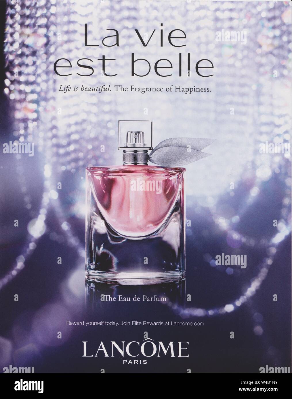 Plakat-Werbung Lancome La vie est Belle Fragrance mit Julia Roberts im Magazin von 2015, Werbung, kreativer Lancome-Werbespot aus den 2010er Jahren Stockfoto